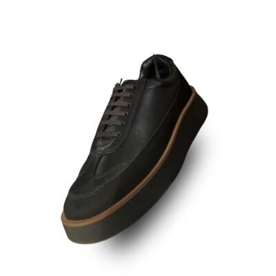 Tênis Zife na cor Preta em Couro Bovino com Forro de Carneiro por dentro.