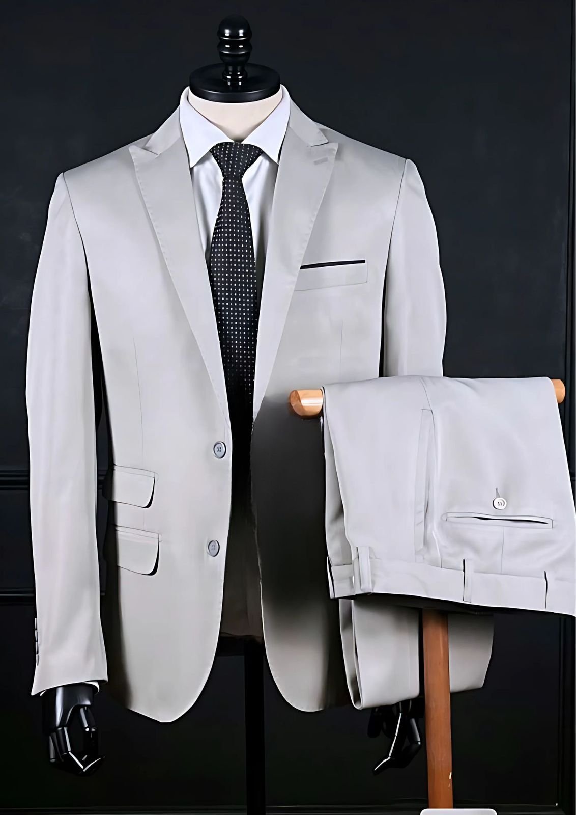 TERNO PREMIO EM LAPELA DE BICO CINZA CLARO