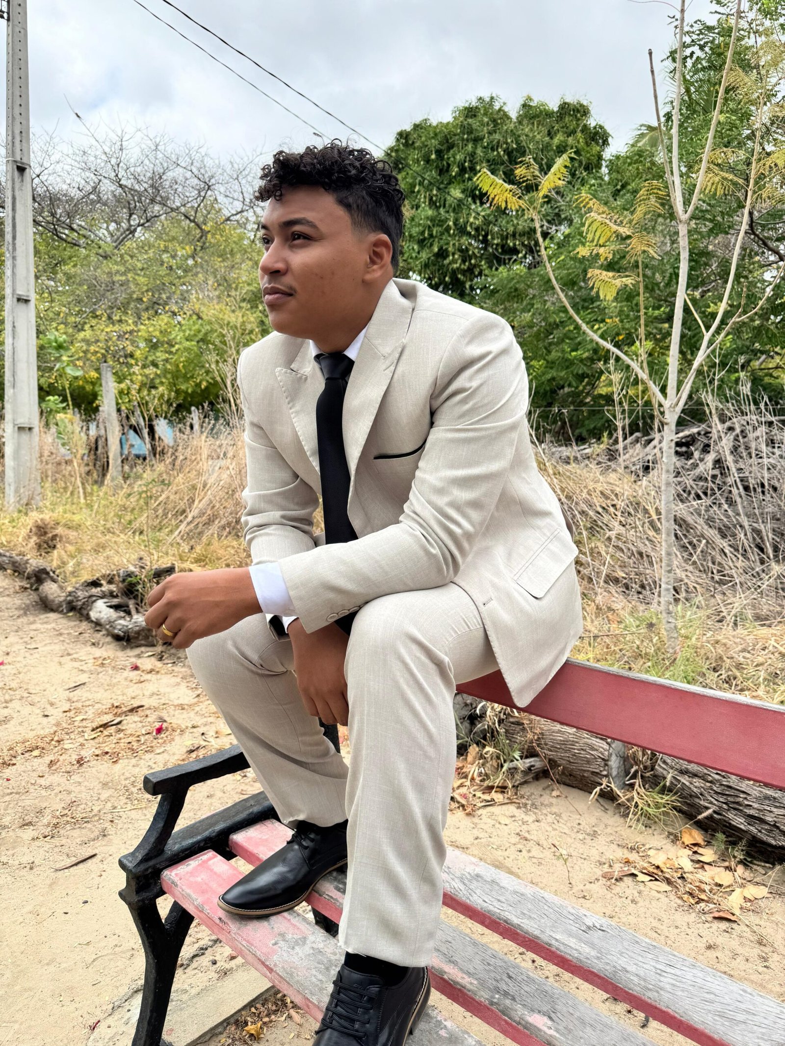 Terno lapela de bico na cor kaki com calça de regulagem - Image 9