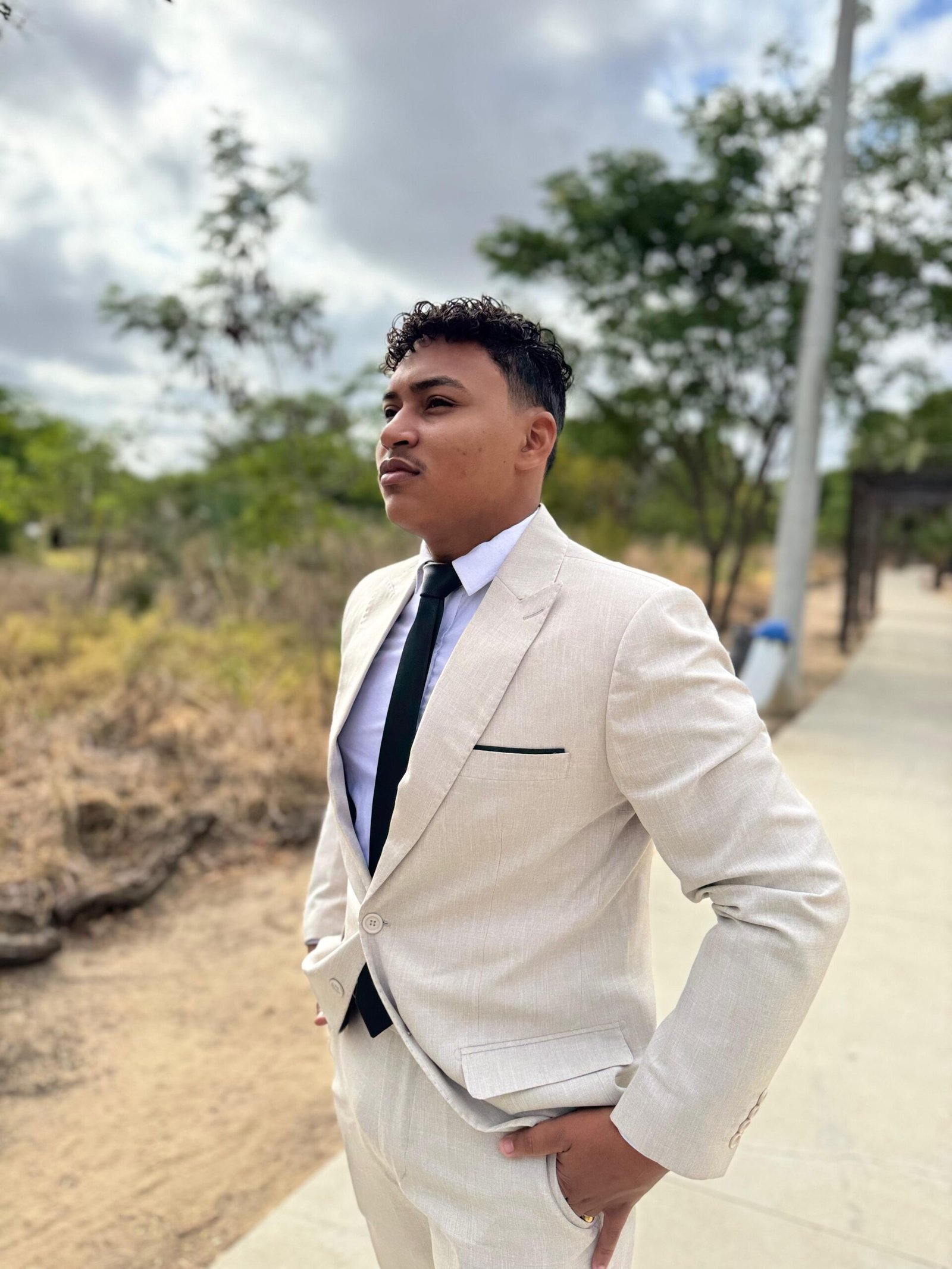 Terno lapela de bico na cor kaki com calça de regulagem - Image 2