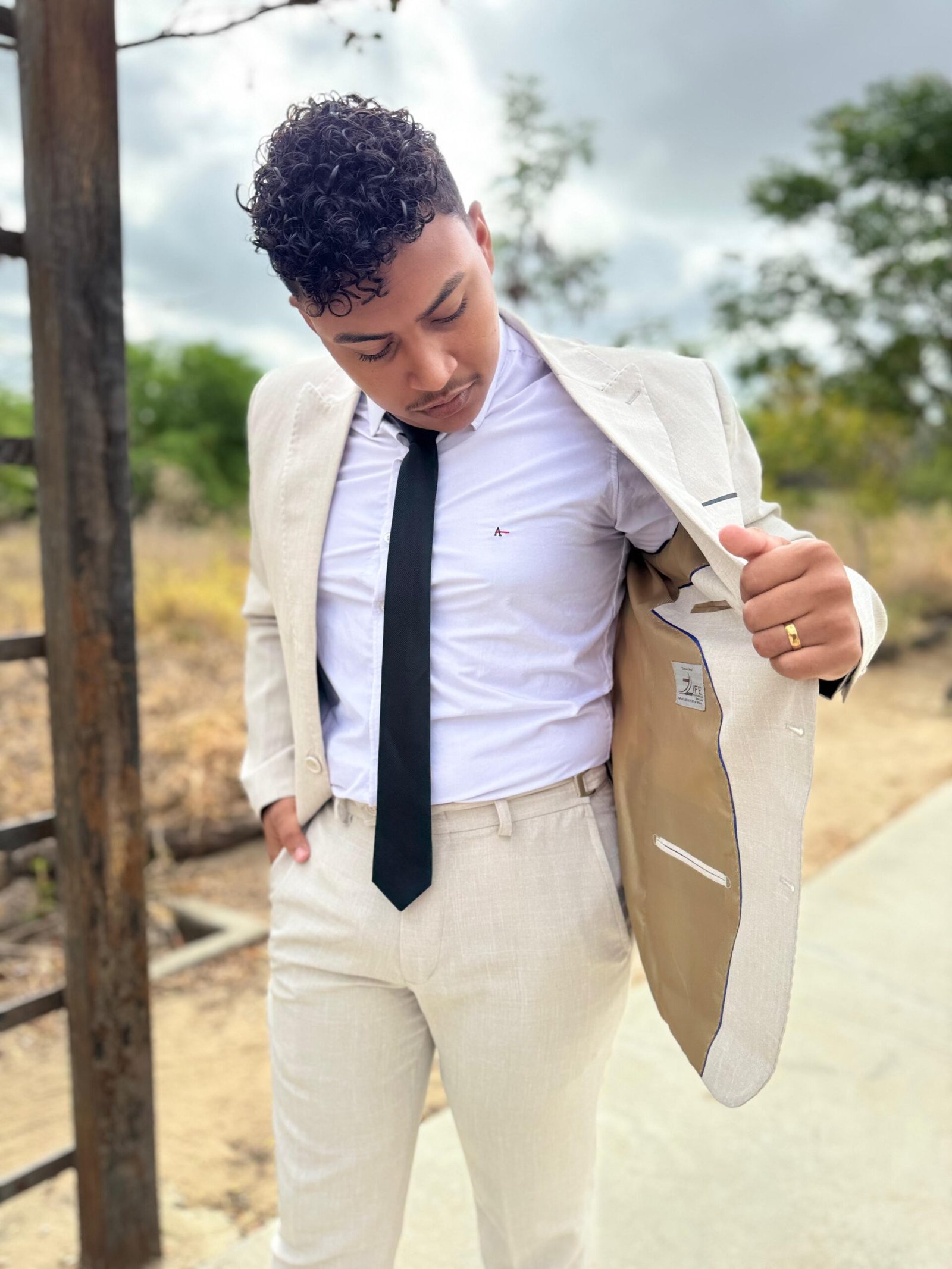 Terno lapela de bico na cor kaki com calça de regulagem - Image 3