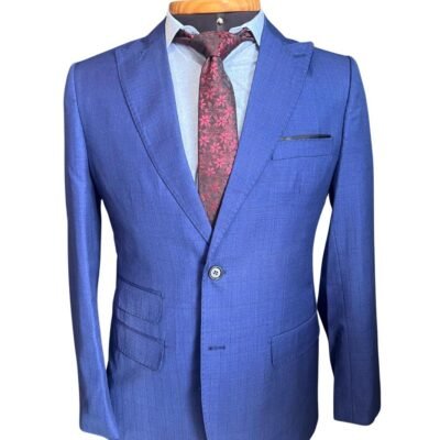 Terno polivisco em lapela de bico com calça de reculagem na cor azul quadriculado