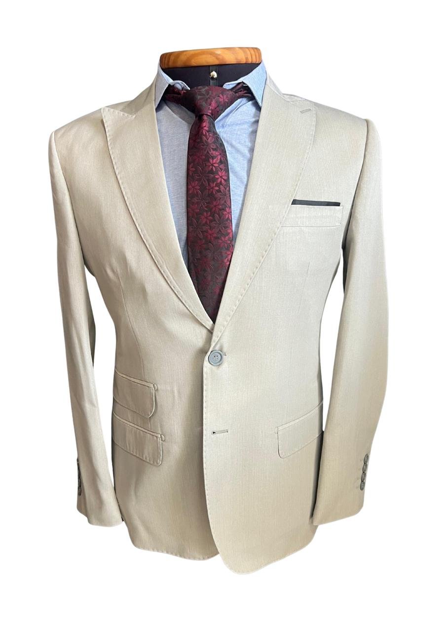 Terno lapela de bico na cor kaki com calça de regulagem